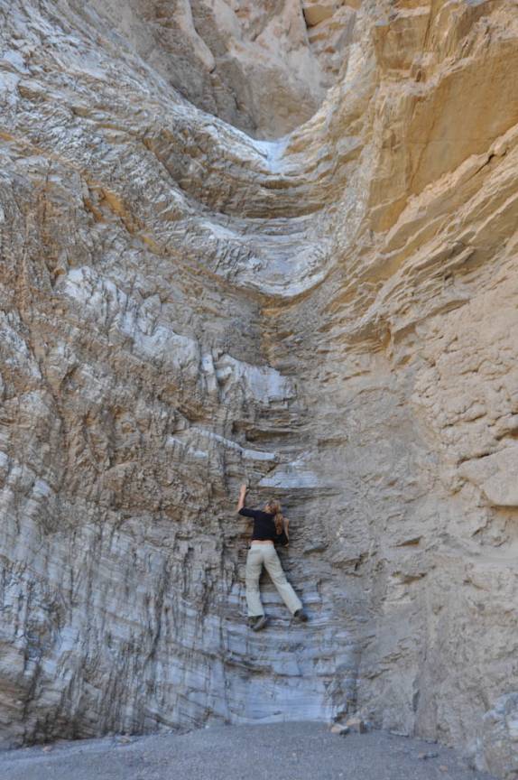 Escalando uma parede no Mosaic Canyon, no Death Valley National Park, na Califórnia - EUA